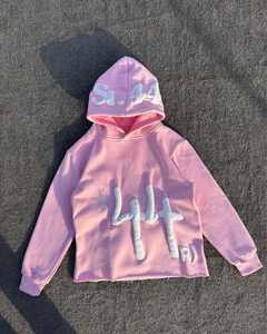 Pull à capuche en coton molletonné avec logo en mousse 3D pour hommes, coupe à bord coupé, ourlet brut, impression bouffante sans cordes, hiver. - Product Image 1