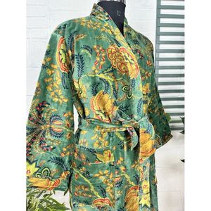 Elegante Bata Floral Verde Malibu Azulado de Lujo Unisex, Chaqueta Reversible de Otoño Invierno con Forro de Seda, Vestido de Novia de Terciopelo de Lujo - Product Image 6