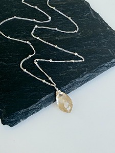 จี้รูปหยดน้ำประดับควอตซ์สีทอง พร้อมสร้อยคอแบบ Satellite Chain ดีไซน์เรียบหรู เงินแท้ 925 ให้ความอบอุ่นแบบธรรมชาติ - Product Image 3