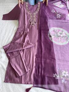 Vente en ligne de tissu de soie romaine de qualité supérieure couleur vin clair imprimé floral fantaisie ensemble Kurti tendance confort d'été à un coût abordable - Product Image 6