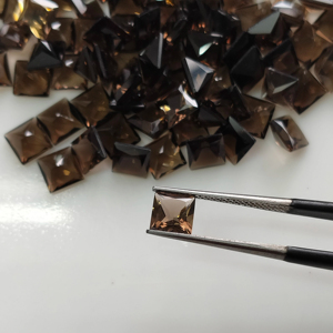 Cuarzo Ahumado Natural de 6MM, Corte Princesa Cuadrado, Gema Suelta de la Mejor Calidad para Joyería y Fabricación de Collares - Product Image 1