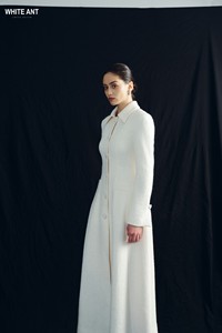 Style luxueux grandes tailles vêtements femmes dos fendu Naila chanteur manteaux à poitrine grandes tailles vêtements femmes vêtements blancs - Product Image 4