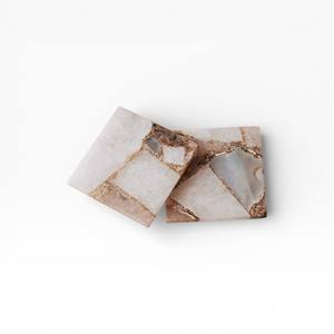 Ensemble de dessous-de-verre carrés en agate blanche naturelle avec bordure dorée, décoration de table de luxe pour la maison et le bureau modernes - Product Image 1