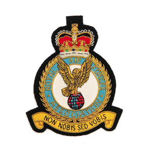 Écussons dorés royaux élégants, brodés à la main, avec logo personnalisé, WOK Industries - Product Image 1