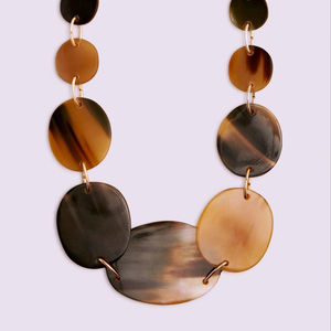 Collier indien artisanal religieux, en corne de buffle naturelle graduée, écologique - Product Image 1