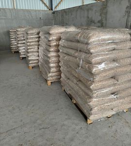 Granulés de chauffage en fibres de bois 100% certifiés ENplus A1 en bois de pin de qualité supérieure - Product Image 4