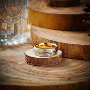 แหวนแต่งงานเหล็กดามัสกัสสองโทนสีเหลืองและเกรดสำหรับผู้ชายแหวนแบบปรับแต่งได้ - Product Image 4