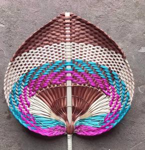 Fabricante rústico de abanicos vietnamitas para interiores de casas de campo, recuerdos de boda vintage, utilizando materiales de hojas naturales tejidas. - Product Image 2