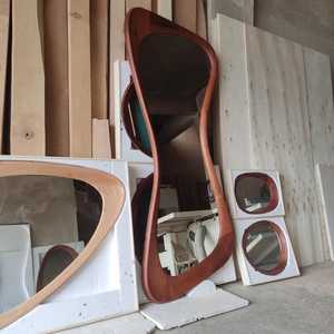 Espejo decorativo de madera Irregular moderno respetuoso con el medio ambiente Art Deco asimétrico de nogal Real hecho a mano para dormitorio - Product Image 2