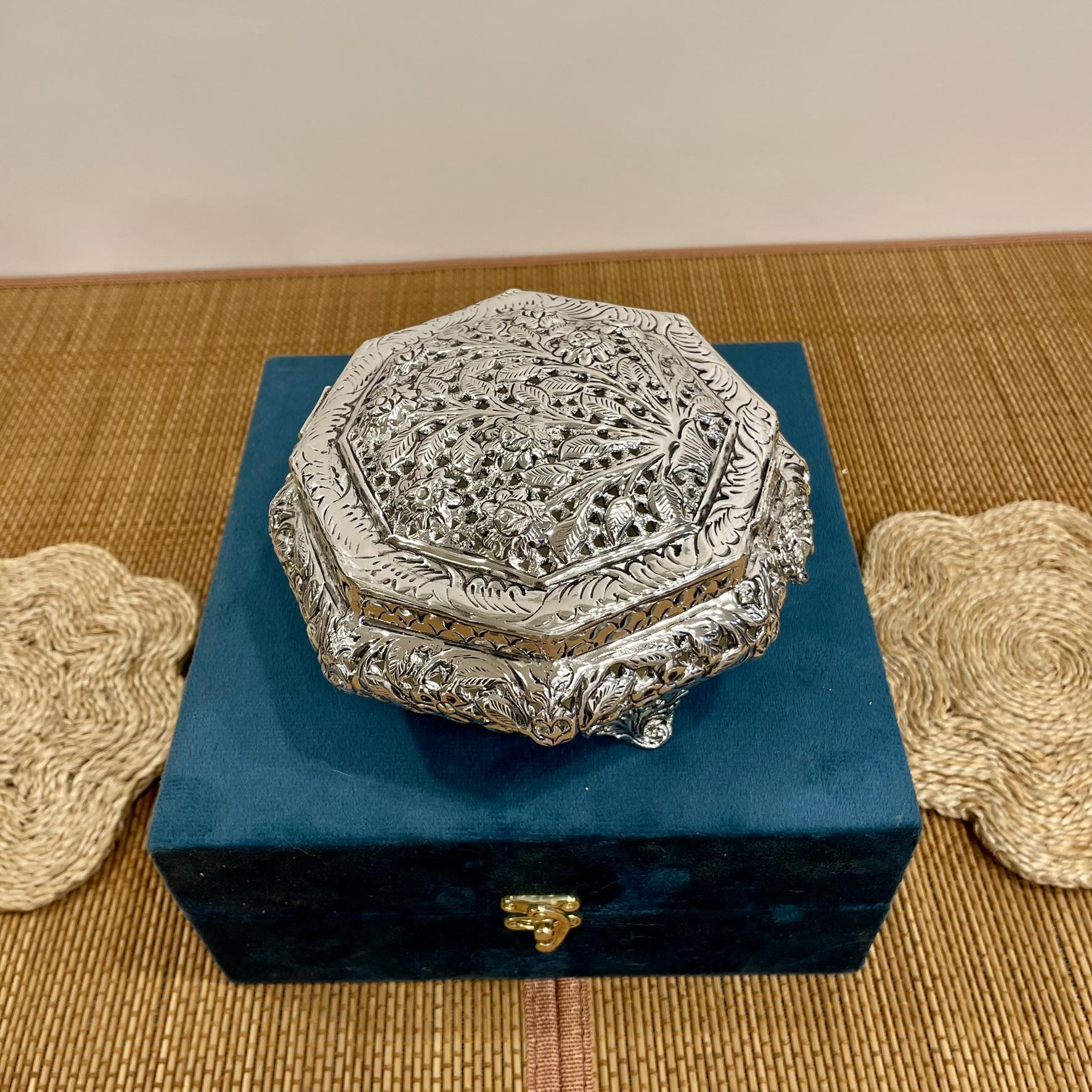 เช่นเดียวกับภาพ