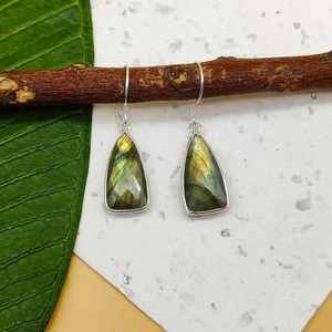 Boucles d'oreilles triangulaires en argent sterling 925 avec pierres précieuses Labradorite à facettes faites à la main cadeau de fête de mariage d'anniversaire pour la mariée - Product Image 1