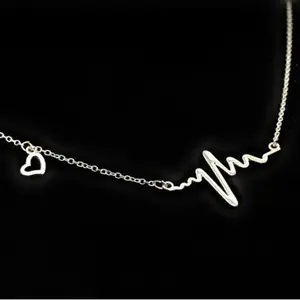สร้อยคอแฟชั่นรูปหัวใจคลื่นที่เรียบง่ายแบบกำหนดเอง,สร้อยคอประดับจี้ชุบทองรูปหัวใจคลื่นไฟฟ้าหัวใจเก๋ไก๋สำหรับผู้หญิง/