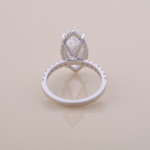 Bague de fiançailles et de mariage en diamant de laboratoire taille marquise certifié IGI avec halo caché et bande pavée en or blanc/rose et or jaune 14 carats - Product Image 4