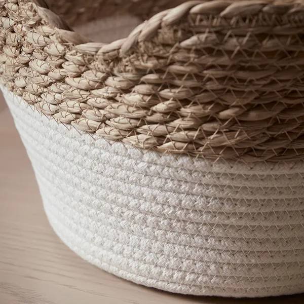 สีขาวและเป็นธรรมชาติ