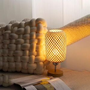 Lámpara de Mesa de Bambú Hecha a Mano con Pantalla de Estilo Japonés, Clasificación IP68, Luz Blanca Cálida para Decoración de Dormitorio y Sala de Estar - Product Image 1