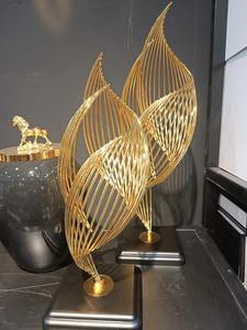 Sculpture d'art moderne abstraite de haute qualité en aluminium moulé sur mesure, forme irrégulière, idéale pour la décoration de table extérieure - Product Image 2