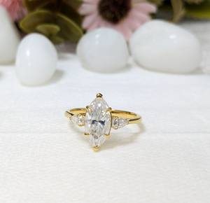 แหวนหมั้นเพชรโมอิสซาไนต์ทรงมาร์คีส์ 1.75 กะรัต ประดับเพชรสามเม็ด ดีไซน์วินเทจ รับรองโดย IGI ทอง 14k สำหรับงานแต่งงาน - Product Image 1