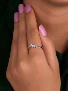 Bague de mariage en moissanite incurvée Demi-bague d'éternité pour femme Bague empilable délicate en or 14 carats Cadeau d'anniversaire - Product Image 4