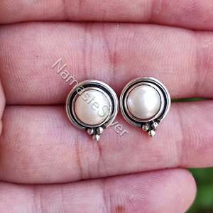 Boucles d'oreilles en perles d'eau douce, faites à la main, minimalistes, en argent sterling, cadeau d'anniversaire, de Noël pour elle - Product Image 4