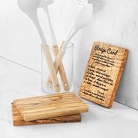 Planche à découper artisanale en bois d'olivier doré personnalisée ArtisRaw avec carte de recettes - Souvenir gravé sur mesure, style méditerranéen