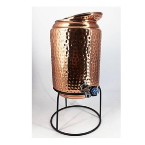 Baril distributeur d'eau en cuivre traditionnel avec robinet lisse offrant de l'eau naturelle fraîche pour un usage domestique quotidien - Product Image 3