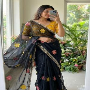 Sari de seda suave Rangoli para mujer con bordados y detalles de espejo en toda la prenda, hermoso y elegante, con blusa, hecho en India, en stock. - Product Image 1