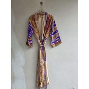Kimono en soie crêpe tie-dye fait main, coupe ample, idéal pour la plage, comme robe de nuit ou paréo de maillot de bain - Product Image 3