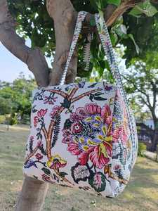 Sac de voyage en toile matelassée en coton avec fermeture éclair, écologique, durable, de luxe, pour le sport, week-end, imprimé floral, tendance, yoga - Product Image 2