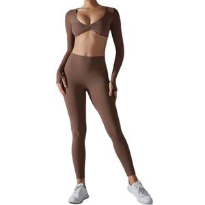 Conjunto de Yoga sin costuras de 2 piezas con logotipo personalizado para mujer para primavera 2024, Sujetador deportivo con espalda cruzada, mallas con forma de espalda de cintura alta de talla grande - Product Image 4