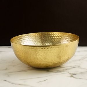 Bol d'offrande spirituel en laiton avec des détails artisanaux et un ton chaud adapté aux temples de la maison ou aux coins de méditation de yoga - Product Image 1