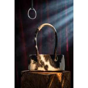Pochette en cuir de vachette faite à la main avec imprimé animal et décoration chaîne - Product Image 3