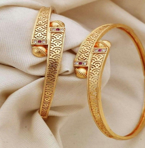 Bracelets en laiton à charnière moderne avec un motif de vague contemporain et un petit groupe de pierres, disponibles au prix de gros. - Product Image 1