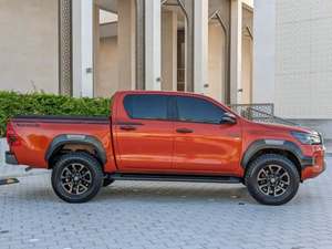 Pick-up 4x4 Hilux 2022 d'occasion, extérieur bicolore, climatisation manuelle, toit en alliage d'aluminium, tissu pour utilisation en flotte utilitaire - Product Image 3