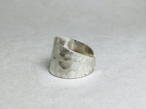 Anillo Ancho Minimalista de Plata de Ley 925, Martillado, Hecho a Mano, Joyería de Moda, Precio al por Mayor - Product Image 4