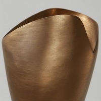 Vase en métal finition cuivre antique avec gravures décoratives sculptées idéal pour les mariages de maisons traditionnelles et les événements de luxe