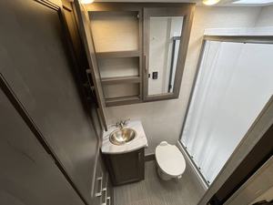 Thor Freedom Elite 27HE 2025 Blanc/Gris Fabriqué aux États-Unis - Product Image 3