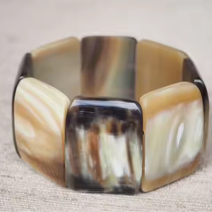 Pulsera de cuerno de media luna de inspiración tribal Diseño único hecho a mano por Crescent Crafts Exquisitas artesanías naturales - Product Image 1