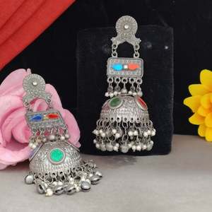 Jhumkas oxidadas colgantes de piedra y perlas para mujeres y niñas, perfectas para trajes de fusión étnica e Indo, ligeras y cómodas - Product Image 1
