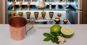 Tasse en cuivre pur de conception attrayante faite à la main avec poignée en laiton pour garder les boissons saines au chaud - Product Image 5