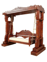 Balançoire d'extérieur en teck massif sculptée à la main, structure de pilier Jhoola traditionnelle indienne, design moderne de luxe pour jardin, ferme et cour.