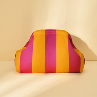 Pochette de soirée tendance en tricot géométrique style designer, sac à main chic à motif triangulaire tissé pour femme