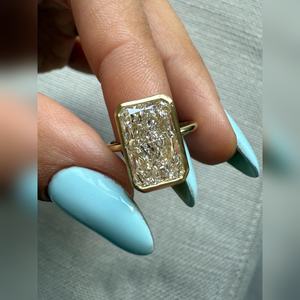 แหวนเพชรทรงรัศมี 5 กะรัต เพาะเลี้ยงในห้องปฏิบัติการ ตัวเรือนทองคำแท้ 18K ประดับขอบเพชรแบบ Bezel Setting แหวนหมั้น ได้รับการรับรองจาก IGI หรูหรา - Product Image 6