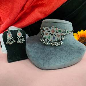 Ensemble de tour de cou Fusion Meenakari oxydé noir Look antique riche avec travail en émail vibrant Contraste élégant Colliers de mode ludiques - Product Image 1