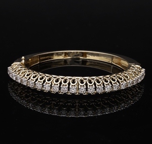 Bracelet pour femme élégant en or jaune 14 carats avec diamants naturels sertis à griffes, plaqué rhodium, symétrique et unique - Product Image 3