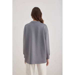 Chemisier en tricot gris brodé avec emblème Cocoon - Product Image 6