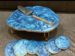 Soporte de resina para tartas con diseño redondo de una sola pieza Precio que incluye mango de cuchillo Bandeja de herramientas para tartas de calidad - Product Image 5
