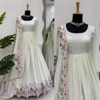 Robe Anarkali en soie Chinnon de créateur très demandée pour les mariages, les fêtes et les festivals à un prix abordable