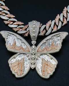 Colgante de Mariposa de Lujo con Incrustaciones de Diamantes y Detalles de Corazón, Joyería de Oro Bicolor con Diamantes Moissanite Estilo Hip Hop - Product Image 4