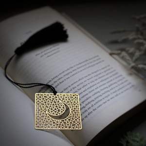 Marcapáginas de metal con grabado detallado, perfecto para amantes de los libros inspirados en la naturaleza y lectores ecológicos - Product Image 6