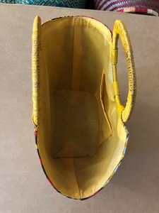 Sac fourre-tout jaune en paille avec garniture en tissu africain wax, style seau, fait main, motif floral, sac à main d'été pour la plage, fermeture à cordon, en bois - Product Image 2